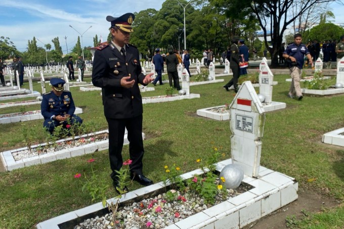 Kapolsek Pekanbaru Kota, Kompol Herman Pelani saat prosesi tabur bunga di TMP Kusuma Dharma (foto/Yuni)